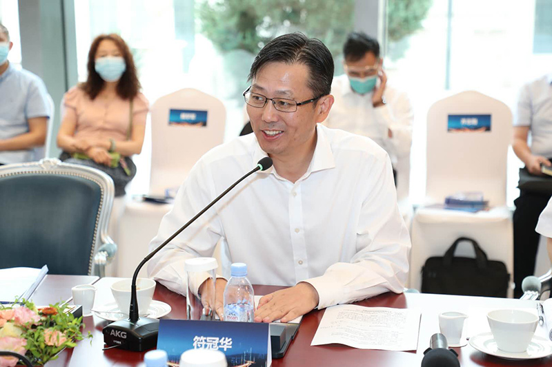 “老交通”智庫執(zhí)行副主任、蘇交科集團(tuán)董事長符冠華主持沙龍.jpg